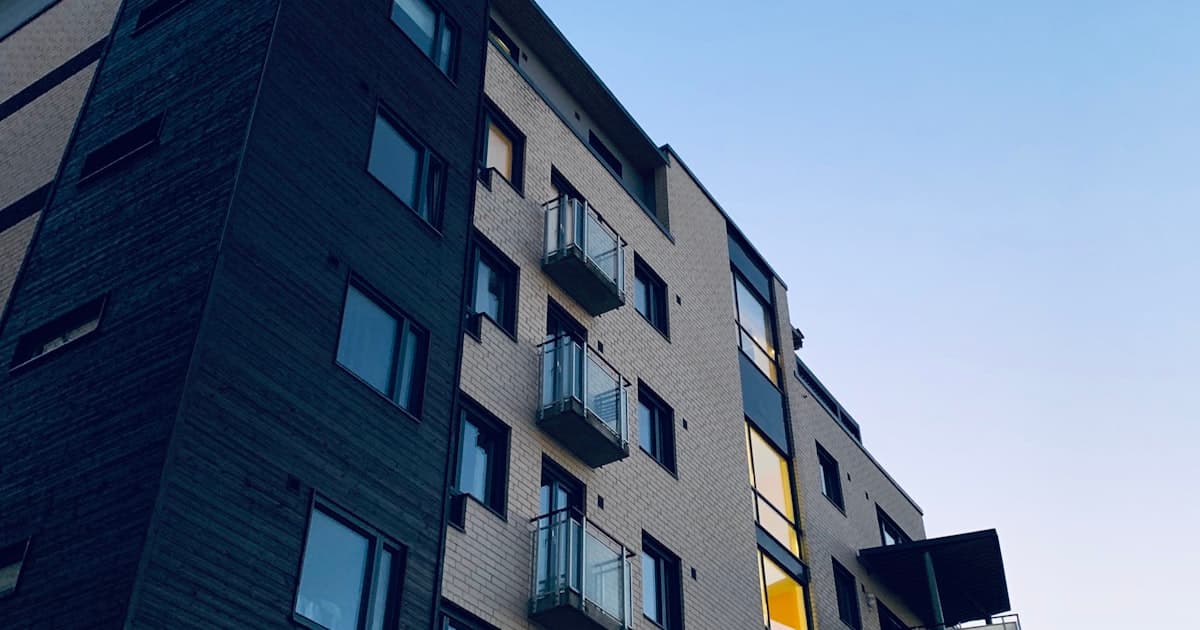 Susedské práva a povinnosti pri kúpe bytu: Čo musíte vedieť pred podpisom zmluvy