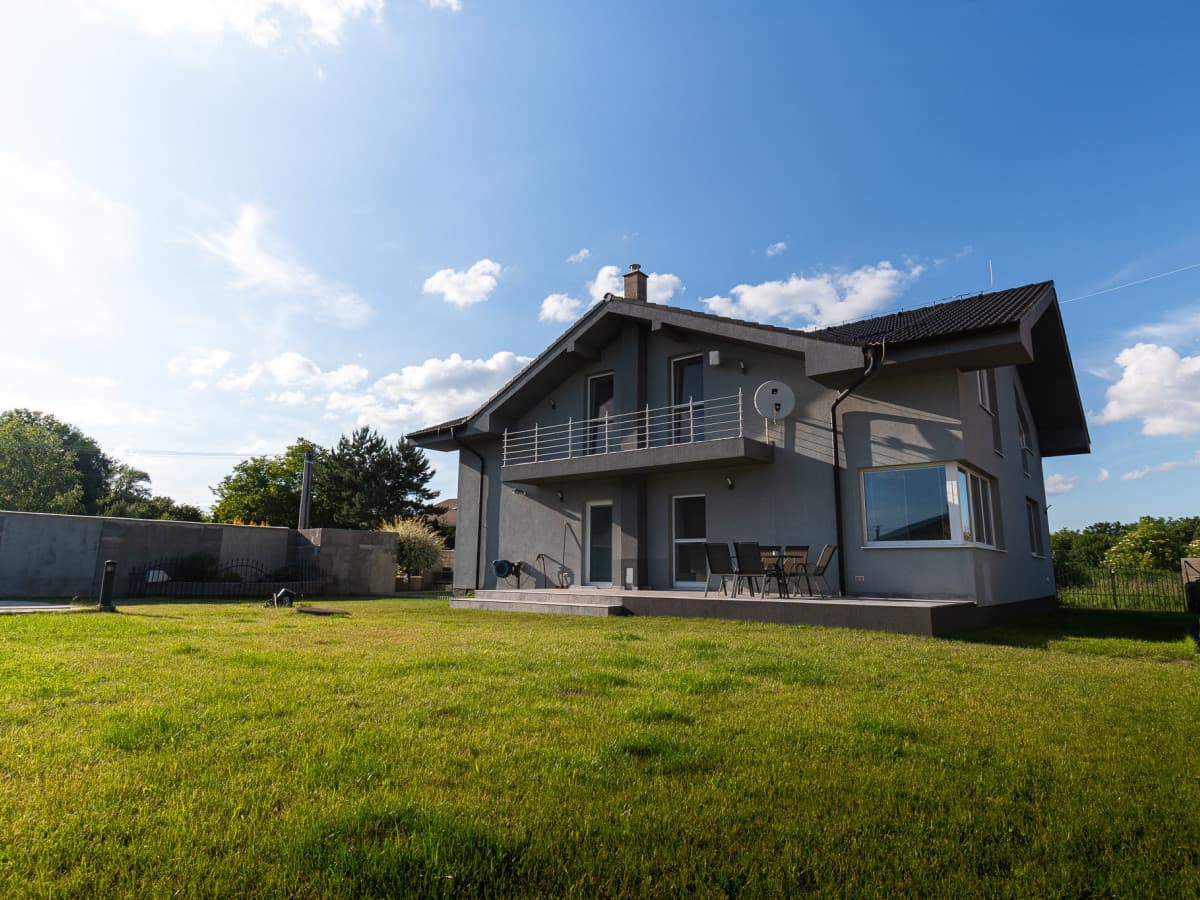 Priestranný 5 izb. Rodinný Dom + bazén a garáž v Malých Levároch, okr. Malacky