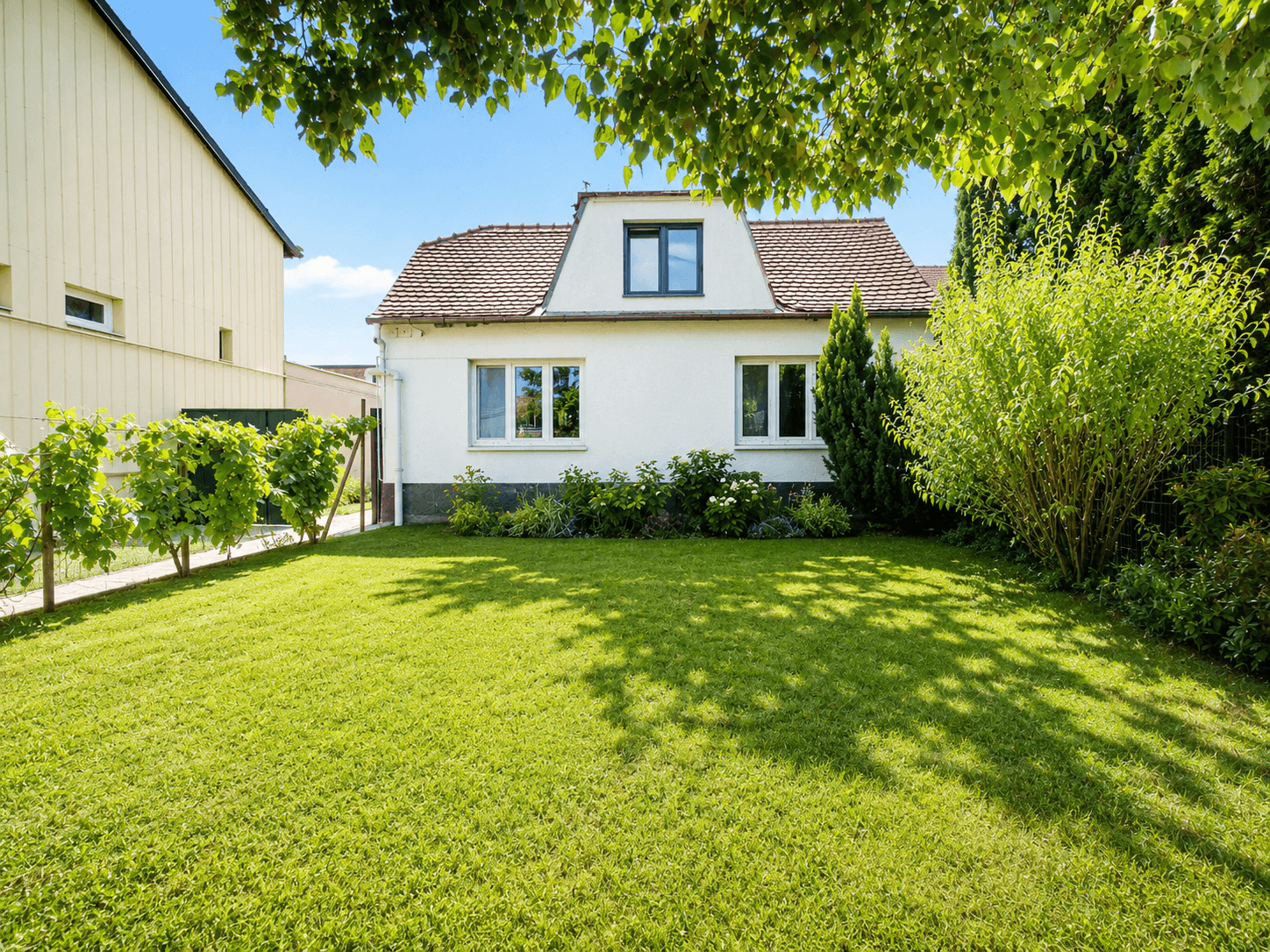 STARŠÍ RODINNÝ DOM S VÝNIMOČNÝM POZEMKOM 1 432 m² V SRDCI GR