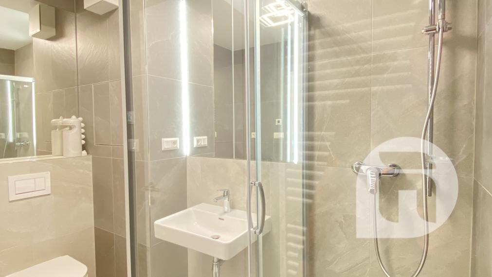 Predstavujeme Vám na #predaj #moderný 2-izbový #byt na Svätoplukovej ulici v mestskej časti Mlynské Nivy - #Bratislava. Byt o výmere 52,35 m2 + 5m2 balkón a pivnicou v osobnom vlastníctve v novostavbe projektu ZWIRN 3.