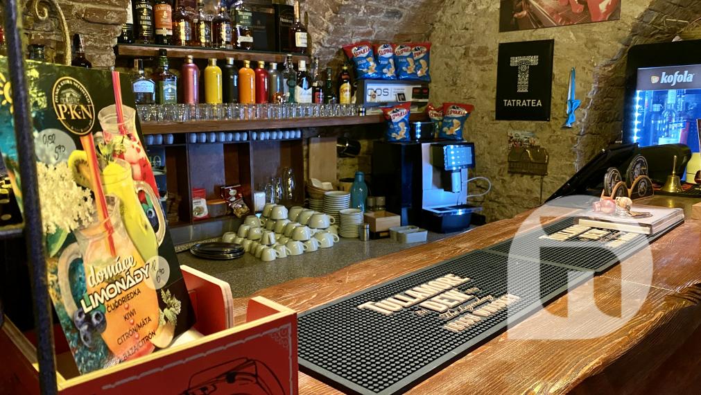 ZNÍŽENÁ CENA -50% Predstavujeme Vám na odstúpenie a následné pokračovanie prenájmu zabehnutú a plne zariadenú historickú klenbovú pivnicu vo vyhľadávanej lokalite centra okresného mesta Pezinok – Radničné námestie 1 „Turecký dom“