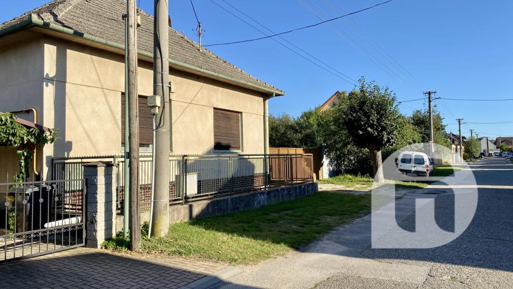 Predstavujeme Vám na predaj starší 3- izbový rodinný dom v obci Lozorno so záhradou - Veterná ulica