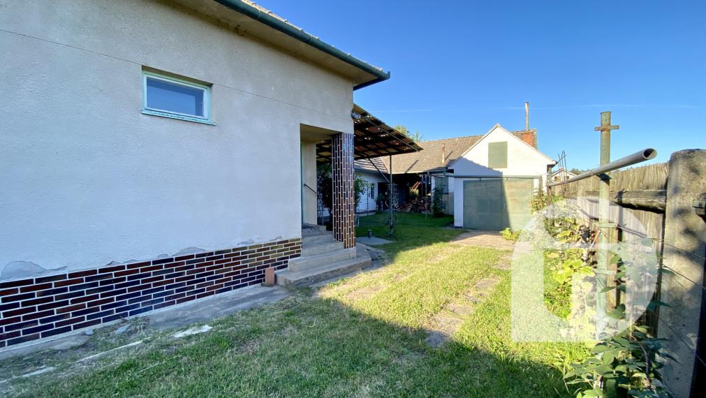 Predstavujeme Vám na predaj starší 3- izbový rodinný dom v obci Lozorno so záhradou - Veterná ulica