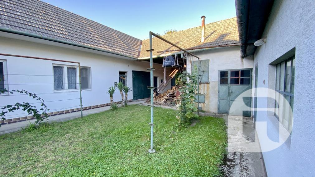 Predstavujeme Vám na predaj starší 3- izbový rodinný dom v obci Lozorno so záhradou - Veterná ulica