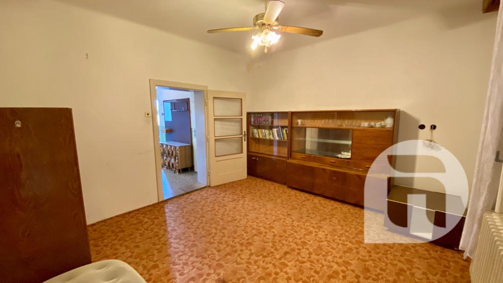 Predstavujeme Vám na predaj starší 3- izbový rodinný dom v obci Lozorno so záhradou - Veterná ulica