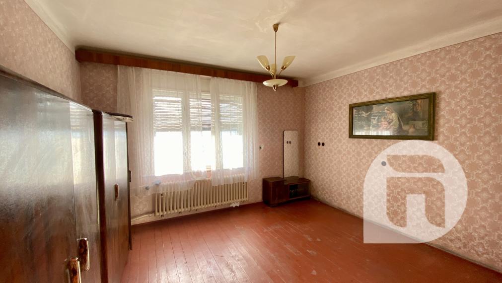 Predstavujeme Vám na predaj starší 3- izbový rodinný dom v obci Lozorno so záhradou - Veterná ulica