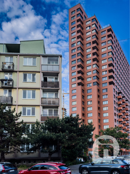 Zrekonštruovaný 2-izbový byt s balkónom a loggiou v Novom Meste – Sibírska, 239 990 €