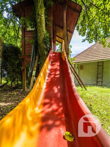 Dom pod lesom s 1 461 m² pozemkom, kde deti majú raj a srnky chodia na dvore