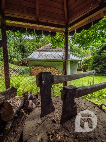 Dom pod lesom s 1 461 m² pozemkom, kde deti majú raj a srnky chodia na dvore