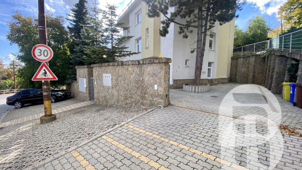 Prenájom exkluzívnych administratívnych priestorov Bratislava Koliba - Hlavná ul. + parking