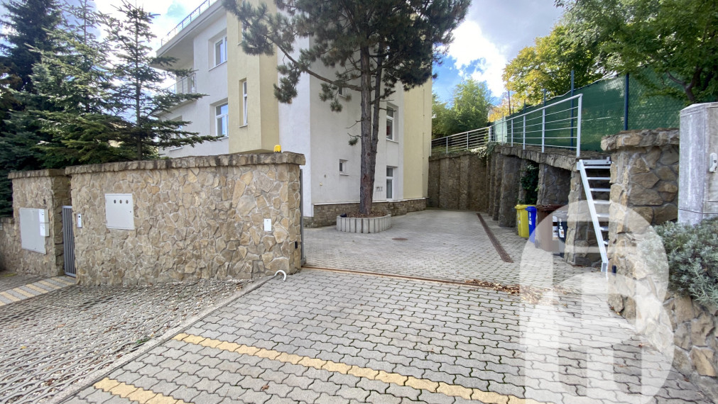 Prenájom exkluzívnych administratívnych priestorov Bratislava Koliba - Hlavná ul. + parking