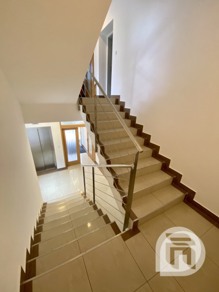 Prenájom exkluzívnych administratívnych priestorov Bratislava Koliba - Hlavná ul. + parking