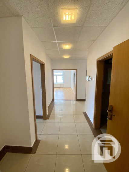 Prenájom exkluzívnych administratívnych priestorov Bratislava Koliba - Hlavná ul. + parking