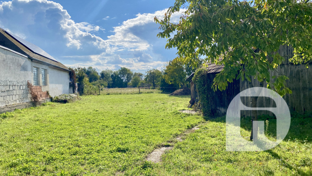 Predstavujeme Vám exkluzívne na predaj 3- izbový rodinný dom po novej rekonštrukcii v obci Kuchyňa (Záhorie) so záhradou o celkovej výmere 985 m2