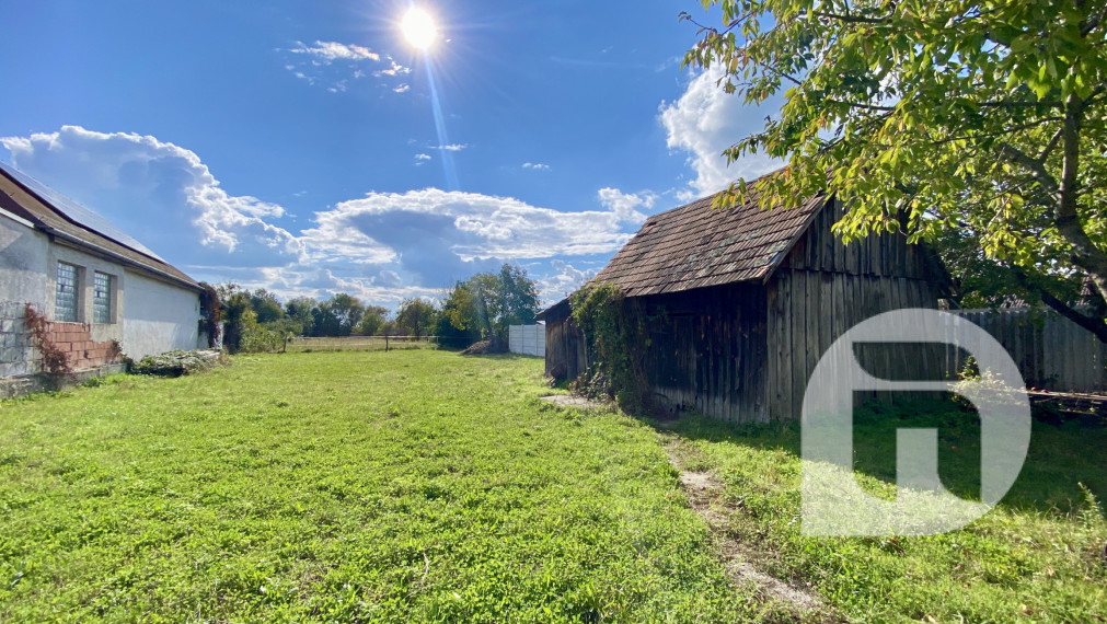 Predstavujeme Vám exkluzívne na predaj 3- izbový rodinný dom po novej rekonštrukcii v obci Kuchyňa (Záhorie) so záhradou o celkovej výmere 985 m2