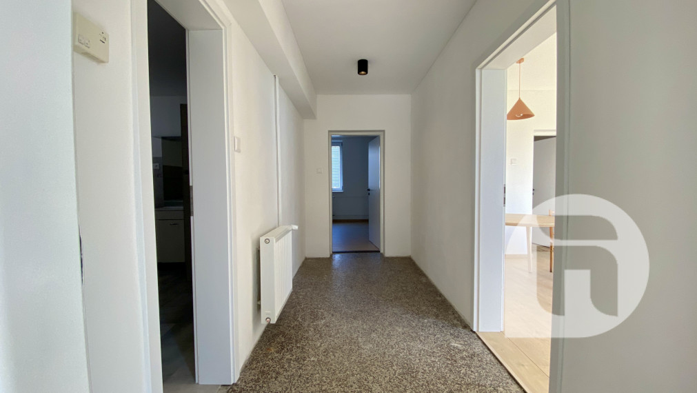 Predstavujeme Vám exkluzívne na predaj 3- izbový rodinný dom po novej rekonštrukcii v obci Kuchyňa (Záhorie) so záhradou o celkovej výmere 985 m2