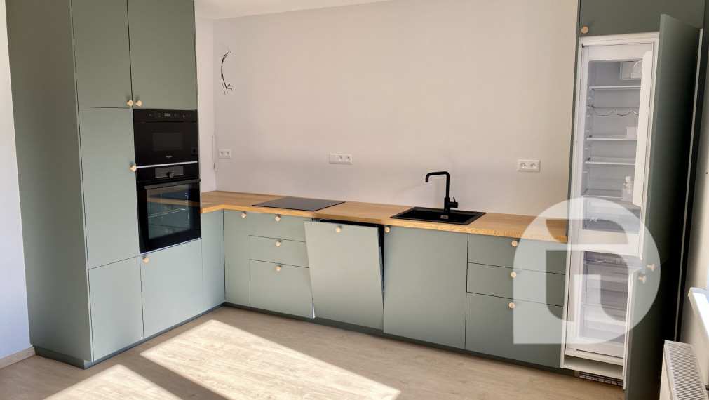 Predstavujeme Vám exkluzívne na predaj 3- izbový rodinný dom po novej rekonštrukcii v obci Kuchyňa (Záhorie) so záhradou o celkovej výmere 985 m2