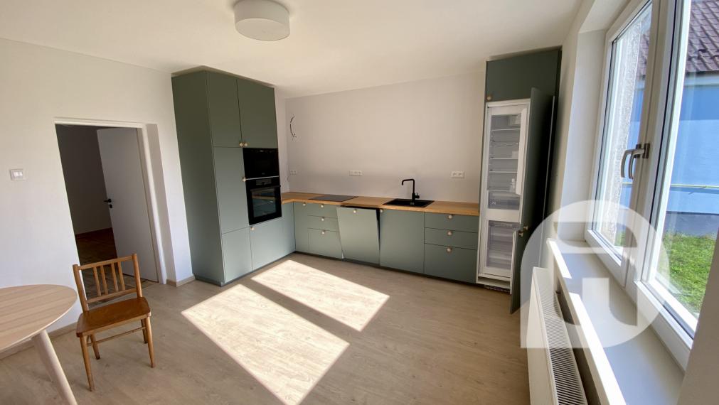 Predstavujeme Vám exkluzívne na predaj 3- izbový rodinný dom po novej rekonštrukcii v obci Kuchyňa (Záhorie) so záhradou o celkovej výmere 985 m2