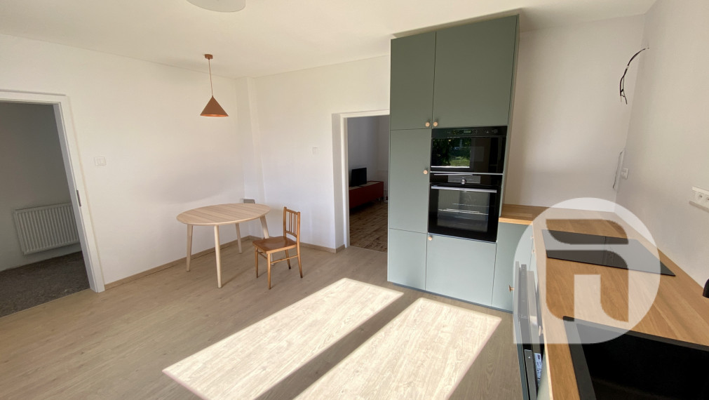 Predstavujeme Vám exkluzívne na predaj 3- izbový rodinný dom po novej rekonštrukcii v obci Kuchyňa (Záhorie) so záhradou o celkovej výmere 985 m2