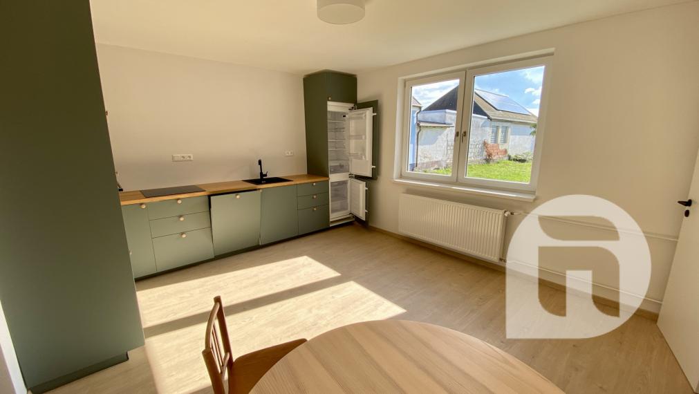 Predstavujeme Vám exkluzívne na predaj 3- izbový rodinný dom po novej rekonštrukcii v obci Kuchyňa (Záhorie) so záhradou o celkovej výmere 985 m2