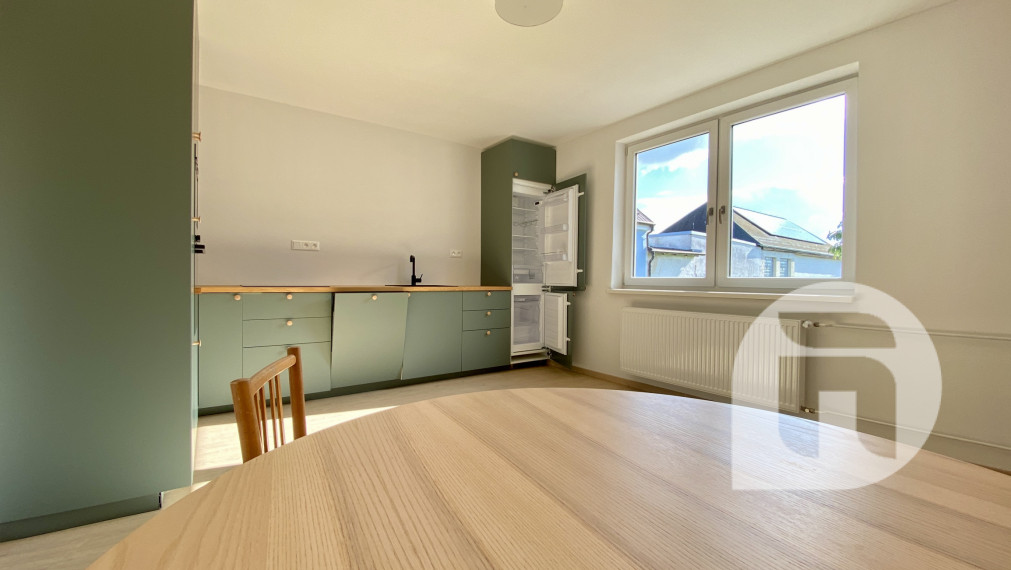 Predstavujeme Vám exkluzívne na predaj 3- izbový rodinný dom po novej rekonštrukcii v obci Kuchyňa (Záhorie) so záhradou o celkovej výmere 985 m2