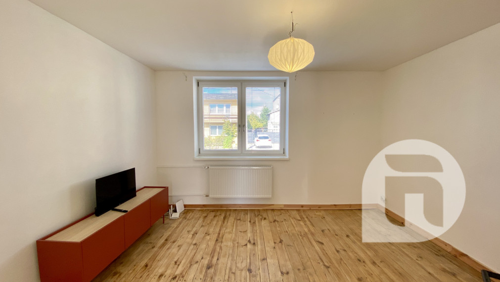 Predstavujeme Vám exkluzívne na predaj 3- izbový rodinný dom po novej rekonštrukcii v obci Kuchyňa (Záhorie) so záhradou o celkovej výmere 985 m2