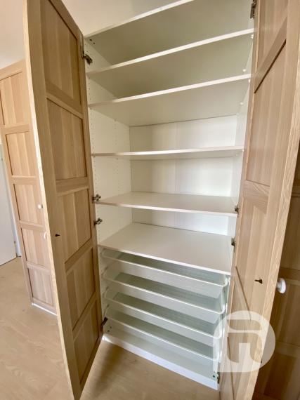 Predstavujeme Vám exkluzívne na predaj 3- izbový rodinný dom po novej rekonštrukcii v obci Kuchyňa (Záhorie) so záhradou o celkovej výmere 985 m2