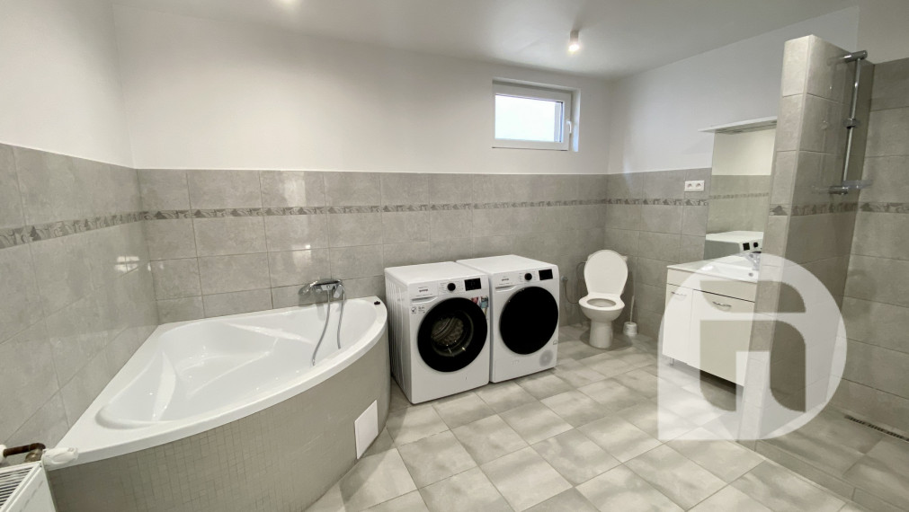 Predstavujeme Vám exkluzívne na predaj 3- izbový rodinný dom po novej rekonštrukcii v obci Kuchyňa (Záhorie) so záhradou o celkovej výmere 985 m2