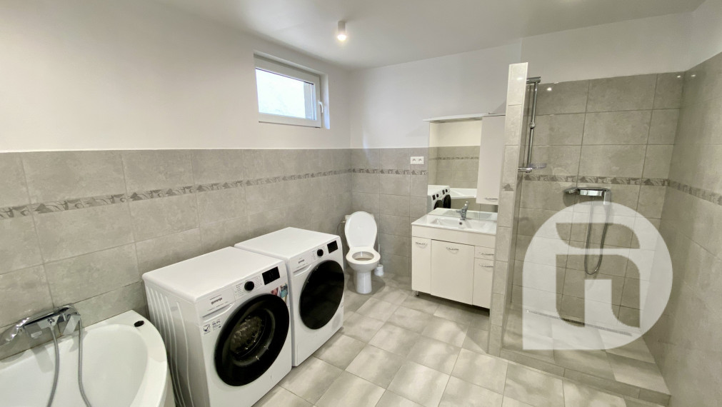 Predstavujeme Vám exkluzívne na predaj 3- izbový rodinný dom po novej rekonštrukcii v obci Kuchyňa (Záhorie) so záhradou o celkovej výmere 985 m2