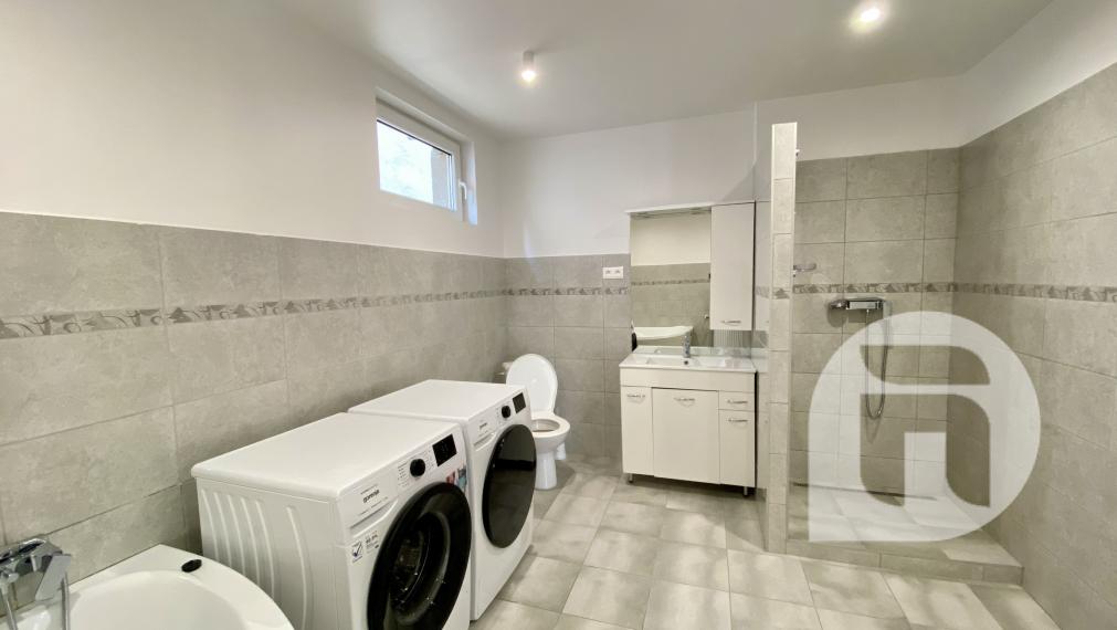 Predstavujeme Vám exkluzívne na predaj 3- izbový rodinný dom po novej rekonštrukcii v obci Kuchyňa (Záhorie) so záhradou o celkovej výmere 985 m2