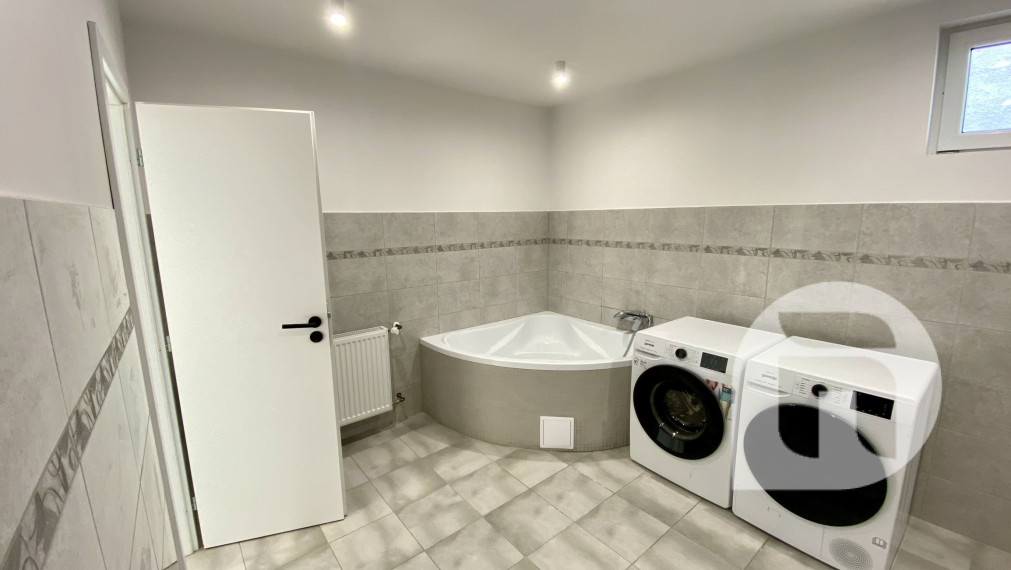 Predstavujeme Vám exkluzívne na predaj 3- izbový rodinný dom po novej rekonštrukcii v obci Kuchyňa (Záhorie) so záhradou o celkovej výmere 985 m2