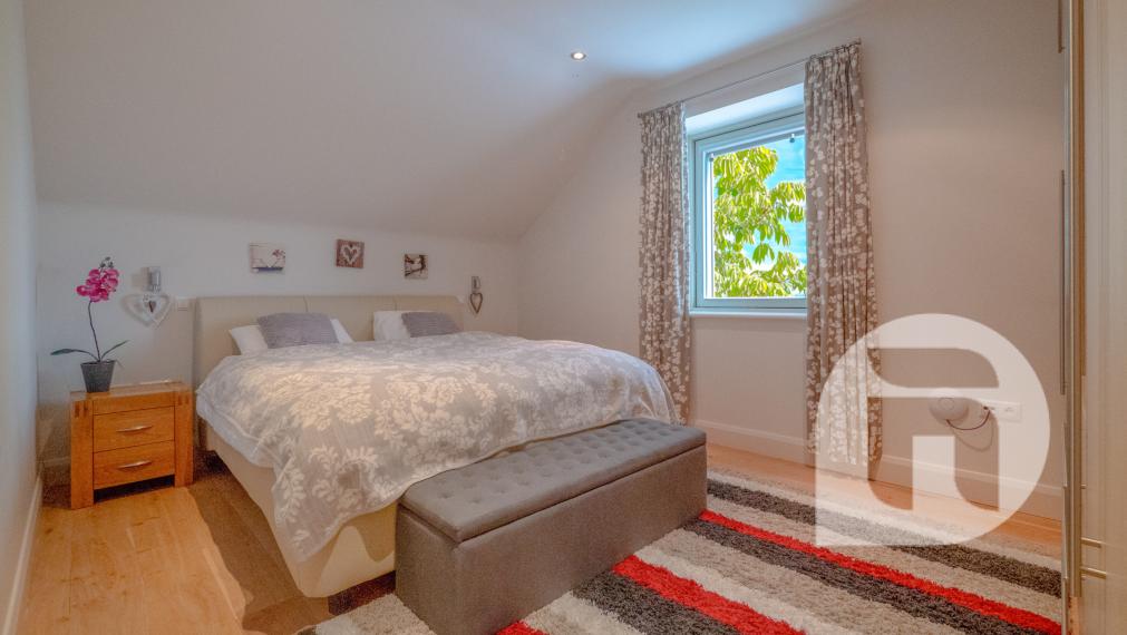 Dom s výhodami rezortu: bazén, vírivka, lounge bar a 7 izieb – Vinodol, Nitra