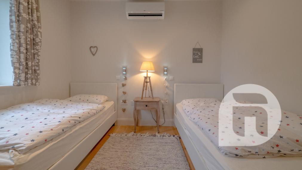 Dom s výhodami rezortu: bazén, vírivka, lounge bar a 7 izieb – Vinodol, Nitra