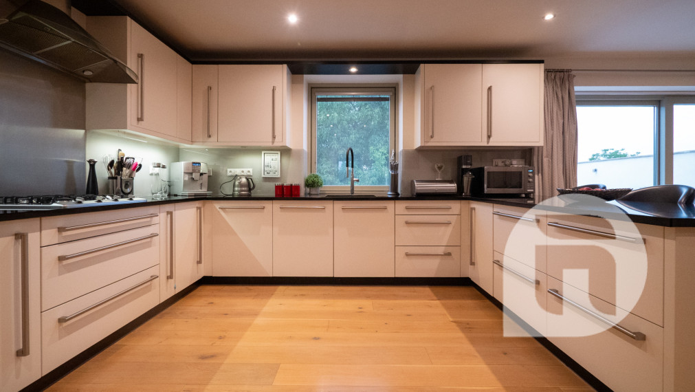 Dom s výhodami rezortu: bazén, vírivka, lounge bar a 7 izieb – Vinodol, Nitra