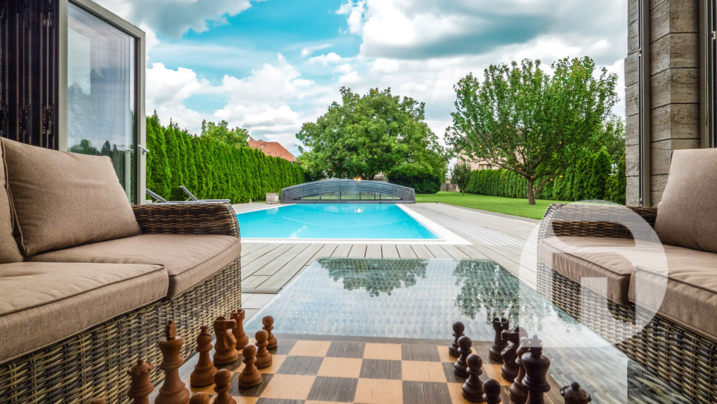 Dom s výhodami rezortu: bazén, vírivka, lounge bar a 7 izieb – Vinodol, Nitra