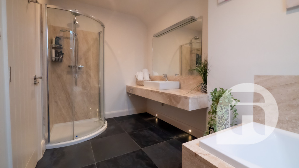 Dom s výhodami rezortu: bazén, vírivka, lounge bar a 7 izieb – Vinodol, Nitra