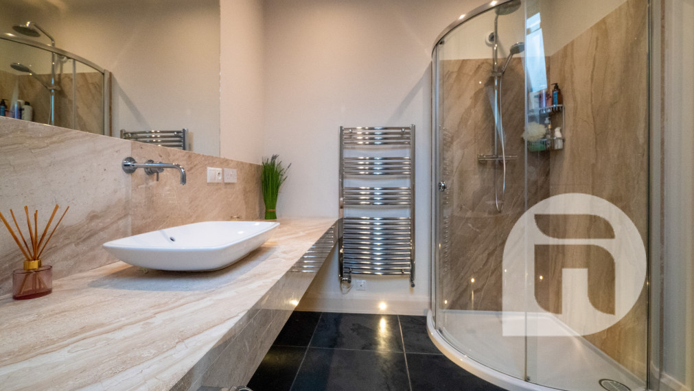 Dom s výhodami rezortu: bazén, vírivka, lounge bar a 7 izieb – Vinodol, Nitra