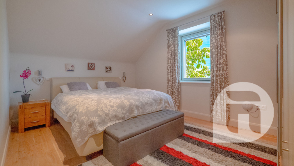 Dom s výhodami rezortu: bazén, vírivka, lounge bar a 7 izieb – Vinodol, Nitra