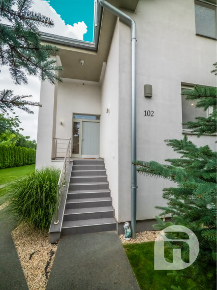 Dom s výhodami rezortu: bazén, vírivka, lounge bar a 7 izieb – Vinodol, Nitra