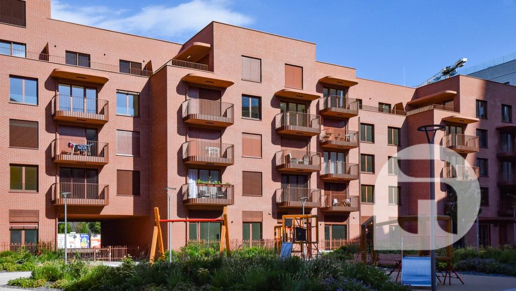 Predstavujeme Vám na #predaj #moderný 2-izbový #byt na Svätoplukovej ulici v mestskej časti Mlynské Nivy - #Bratislava. Byt o výmere 52,35 m2 + 5m2 balkón a pivnicou v osobnom vlastníctve v novostavbe projektu ZWIRN 3.