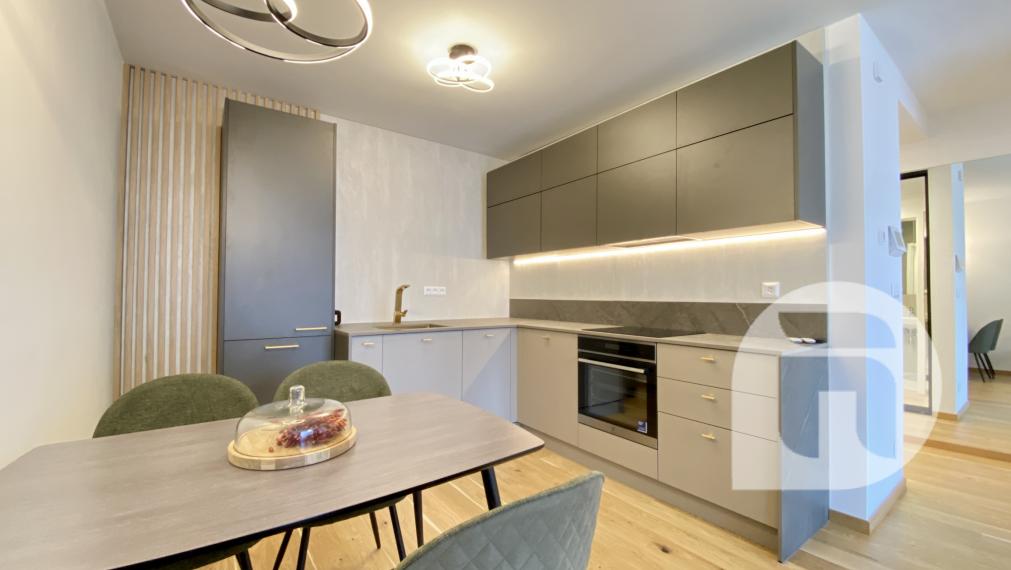 Predstavujeme Vám na #predaj #moderný 2-izbový #byt na Svätoplukovej ulici v mestskej časti Mlynské Nivy - #Bratislava. Byt o výmere 52,35 m2 + 5m2 balkón a pivnicou v osobnom vlastníctve v novostavbe projektu ZWIRN 3.