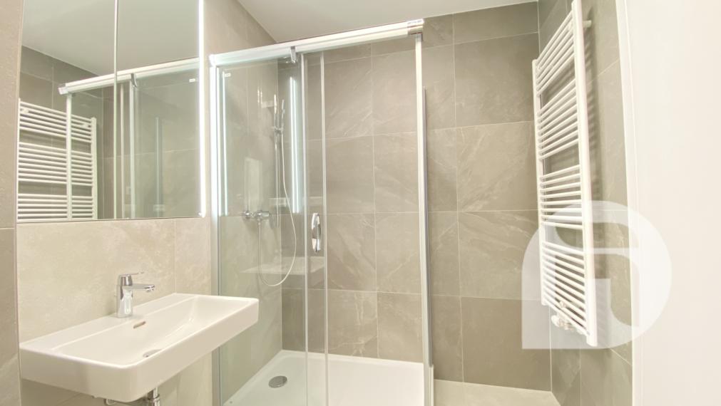 Predstavujeme Vám na #predaj #moderný 2-izbový #byt na Svätoplukovej ulici v mestskej časti Mlynské Nivy - #Bratislava. Byt o výmere 52,35 m2 + 5m2 balkón a pivnicou v osobnom vlastníctve v novostavbe projektu ZWIRN 3.