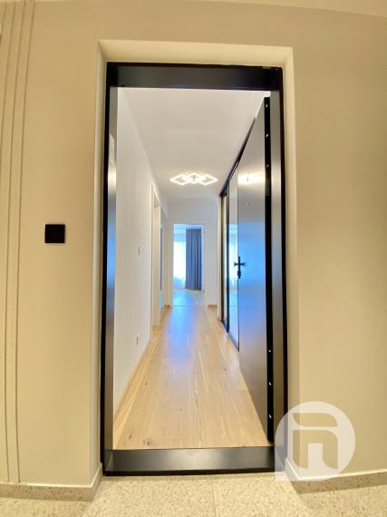 Predstavujeme Vám na #predaj #moderný 2-izbový #byt na Svätoplukovej ulici v mestskej časti Mlynské Nivy - #Bratislava. Byt o výmere 52,35 m2 + 5m2 balkón a pivnicou v osobnom vlastníctve v novostavbe projektu ZWIRN 3.