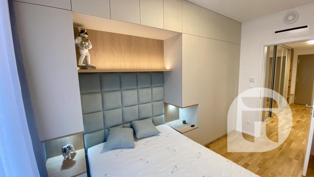 Predaj - moderný 3 - izbový byt na Bottovej ulici v mestskej časti Mlynské Nivy - Bratislava. Byt o výmere 74,6 m2 + 2 balkóny