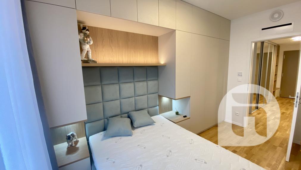 Predaj - moderný 3 - izbový byt na Bottovej ulici v mestskej časti Mlynské Nivy - Bratislava. Byt o výmere 74,6 m2 + 2 balkóny