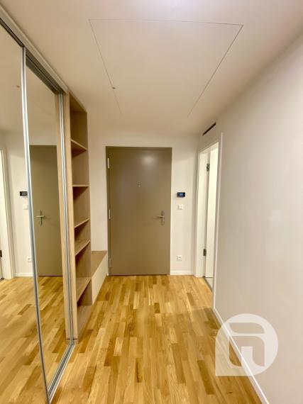 Predaj - moderný 3 - izbový byt na Bottovej ulici v mestskej časti Mlynské Nivy - Bratislava. Byt o výmere 74,6 m2 + 2 balkóny