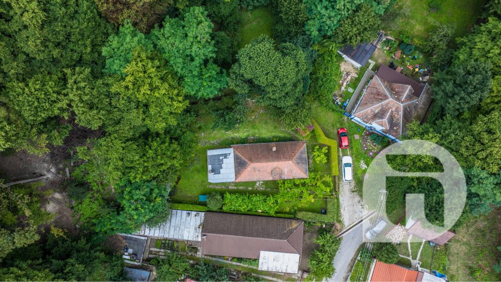 Dom pod lesom s 1 461 m² pozemkom, kde deti majú raj a srnky chodia na dvore