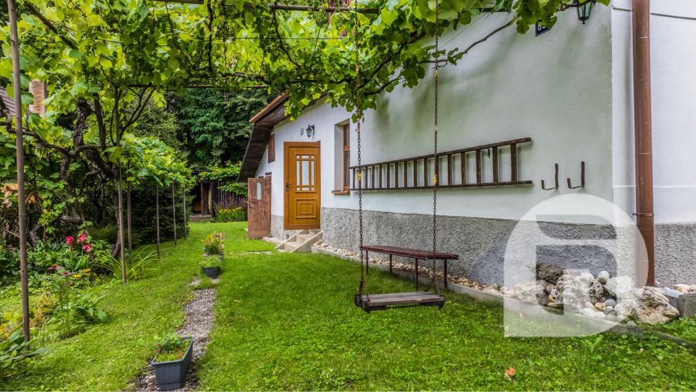 Dom pod lesom s 1 461 m² pozemkom, kde deti majú raj a srnky chodia na dvore