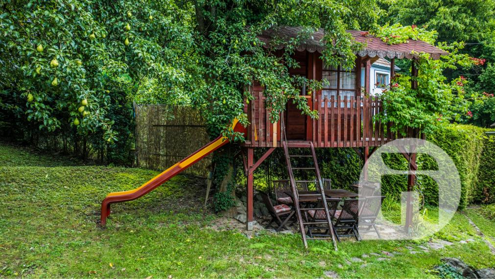 Dom pod lesom s 1 461 m² pozemkom, kde deti majú raj a srnky chodia na dvore