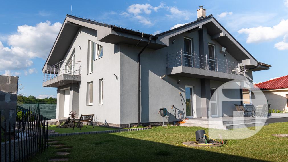 Priestranný 5 izb. Rodinný #Dom + #bazén a #garáž v Malých Levároch, okr. #Malacky